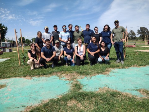 Plantación de árboles en la plazoleta del Barrio 20 de Octubre
