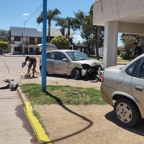 Se produjo un fuerte choque entre dos autos
