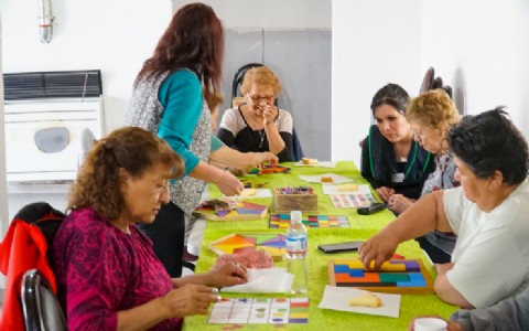 Carabelas suma un taller de estimulación cognitiva para adultos mayores
