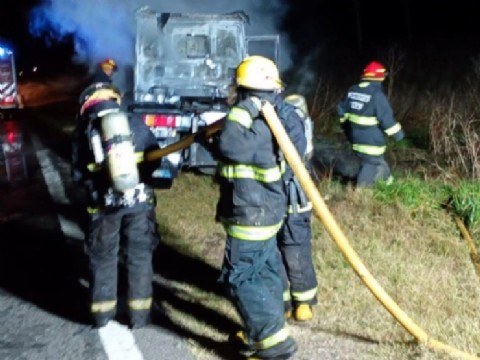 Ruta 65: un camión se incendió por completo durante la madrugada