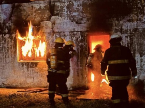 Explotó una garrafa, una familia quedó en la calle y hay dos heridos graves