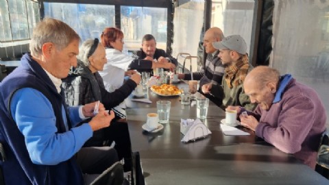 Una merienda y muchas sonrisas: emotiva salida para los abuelos del Hogar Madre Teresa de Calcuta