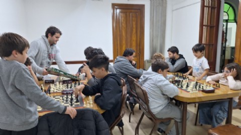 El taller municipal de ajedrez ya reúne a más de 20 participantes y tiene cupos completos