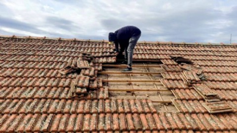 Reparan los techos de la Parroquia Nuestra Señora de los Ángeles en Carabelas