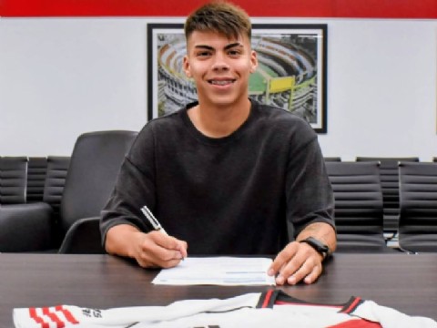Santi Espíndola firmó la renovación con River y quedó vinculado hasta 2030