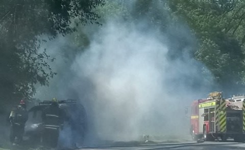 Incendio de un utilitario en la Ruta 188