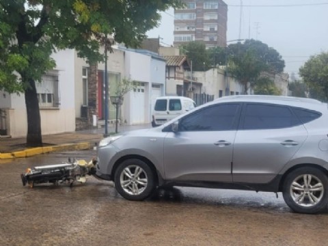 Choque entre un auto y una moto en 9 de Julio y General Alvear: dos heridos
