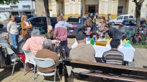VIDEO | Se presentó la propuesta "Manos que Iluminan" en la Plaza San Martín