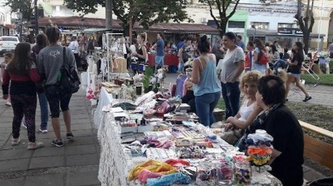 El municipio inicia el año con la Feria en la Plaza San Martín y convoca a productores y emprendedores locales