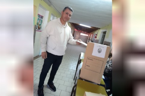 #Elecciones2025: votó a primera hora el candidato a concejal Juan Marcelo Vera