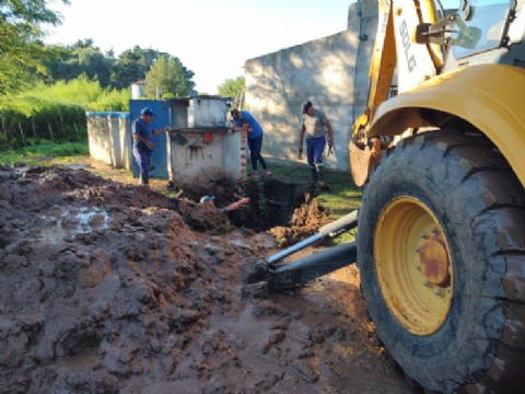 Reparan cañería del pozo de agua número 4 en Barrio Belgrano
