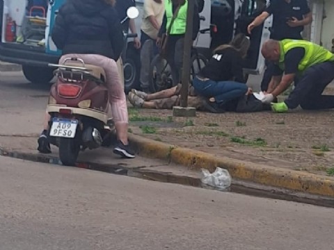 Un motociclista fue hospitalizado tras chocar con una camioneta: está grave