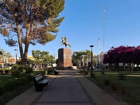 Alarmante: un degenerado se masturbaba en la Plaza San Martín mientras llamaba a los niños que jugaban en el lugar