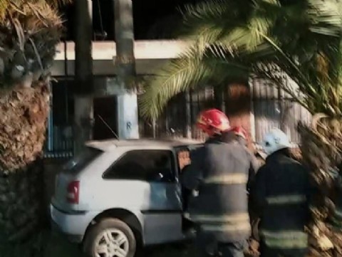 Choque en 3 de Febrero al 150: una mujer fue rescatada por bomberos y trasladada al hospital