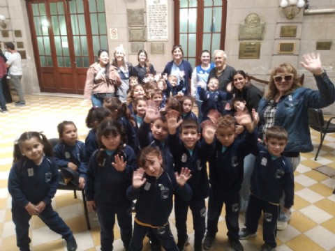 Aprendizaje al aire libre: alumnos del Jardín San José exploraron la historia y la matemática en la Plaza San Martín
