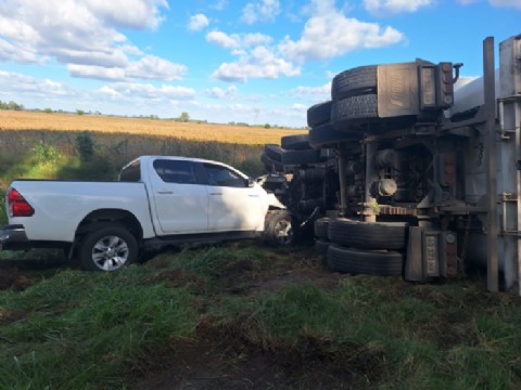 Violento choque entre camión y camioneta generó demoras en sentido a Pergamino