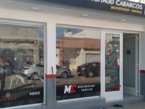 Delincuentes intentaron robar en un local de motos pero la alarma los ahuyentó