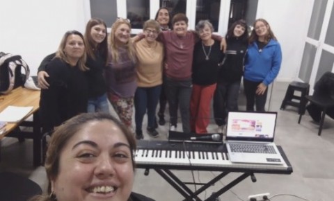 Voz Plena abre el 2026 con varieté en vivo y un nuevo taller de locución