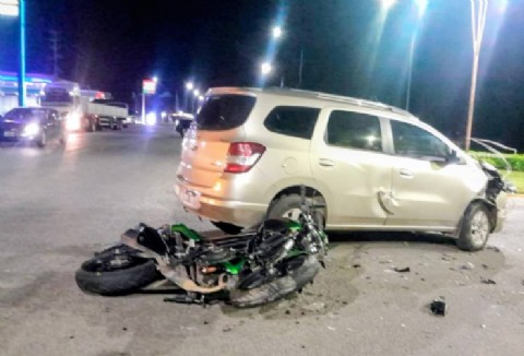 Chocaron una moto y un auto en el acceso a la ciudad: hay un herido con lesiones graves