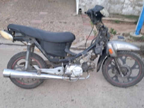 Un nuevo robo de moto abrió el 2026: fue recuperada desmantelada