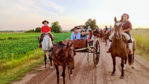 Tradición y música en la Cabalgata y Baile Gauchito Gil a Roberto Cano