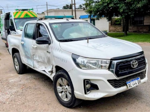 Una patrulla policial chocó contra una camioneta: dos efectivos heridos