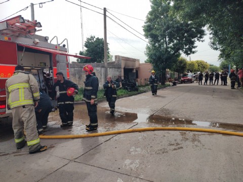 Se produjo un incendio en una vivienda ubicada en la intersección de Sarmiento y Castelli