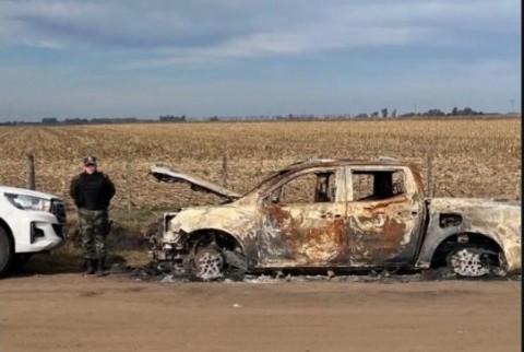 Hallaron una camioneta incendiada con pedido de secuestro y aprehendieron a un hombre por tenencia ilegal de arma