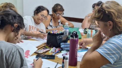 La ciudad puso en marcha el taller municipal gratuito de dibujo y pintura para adultos