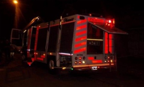 Accidente en La Beba: bomberos trabajaron en plena tormenta durante la madrugada