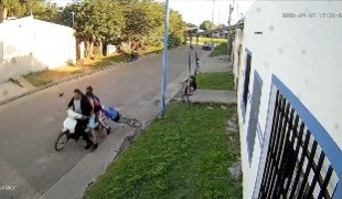 VIDEO | Solís y Necochea: un menor fue atropellado por una moto con varios ocupantes y reclaman respuestas