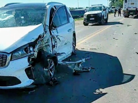 Choque entre un auto y un camión en la Ruta Nacional 188
