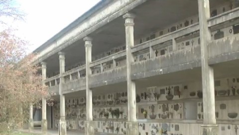 Insólito: un hombre ya no soporta vivir entre los vivos y quiso mudarse al cementerio