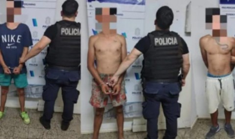 Tres delincuentes robaron una moto y se pusieron a desarmarla en plena calle: fueron detenidos