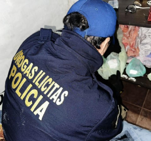 Allanaron un punto de venta de droga y detuvieron a una pareja