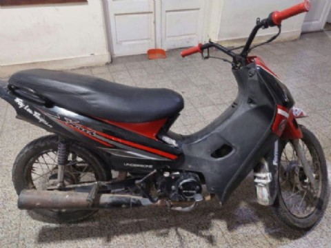 Se siguen recuperando motos: hallaron una Mondial robada en una obra en construcción