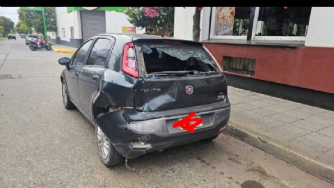 Choque en la madrugada: un patrullero impactó contra dos vehículos estacionados