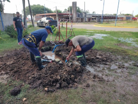 Reparación de cañería maestra de la red de agua en Avenida Helguera y Loma Negra