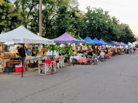 La feria en la plaza llega este domingo con propuestas culturales y emprendedores locales