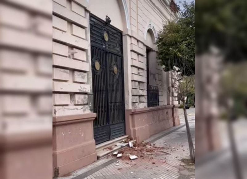 Desprendimiento de mampostería en el edificio municipal generó preocupación