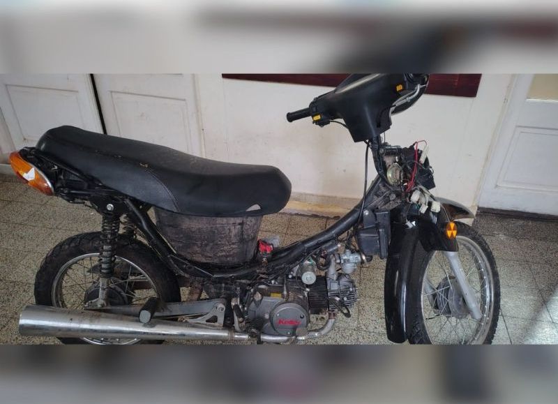 Robaron una moto de una vivienda y la hallaron abandonada entre pastizales