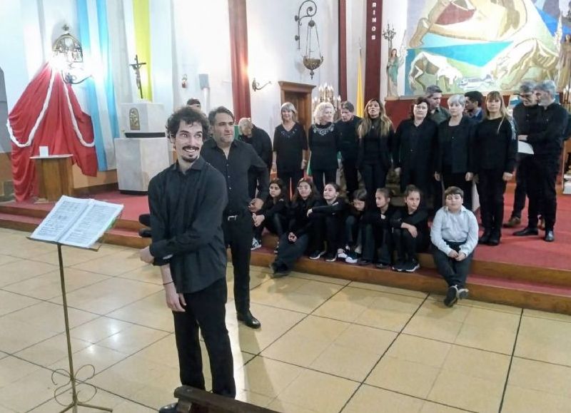 Una gran gala lírica reunió a coros locales y anticipó la ópera Tosca a beneficio del Hogar Municipal