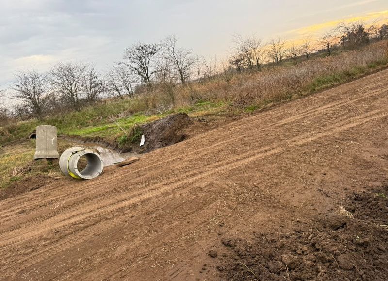 Realizaron tareas de mantenimiento vial en zonas rurales y barrios de la ciudad