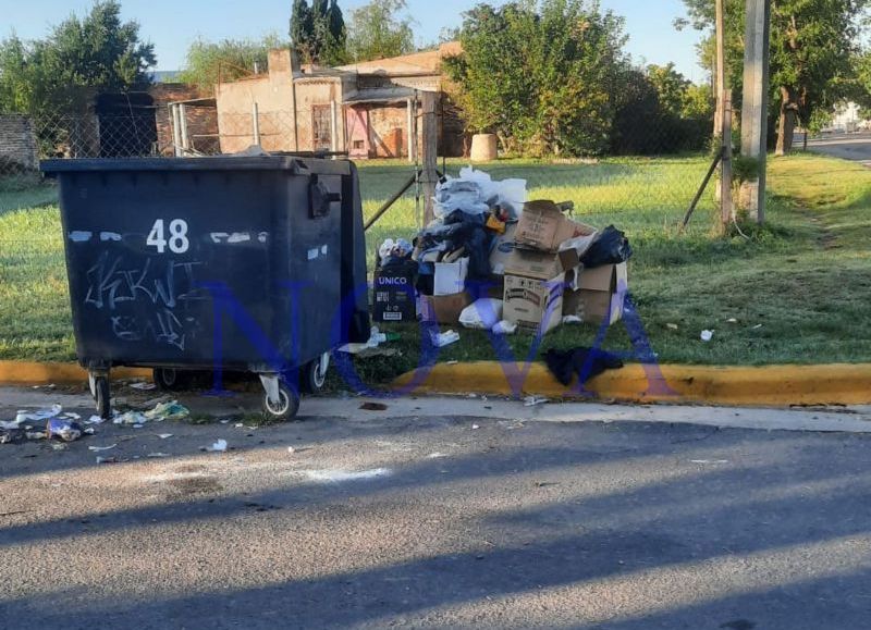 Contenedor desbordado y basura acumulada en Martínez Fonte y avenida Pellegrini