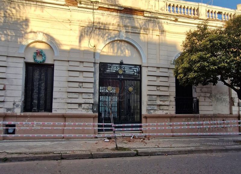 El Municipio actuó rápidamente tras el desprendimiento de una moldura del Palacio Municipal