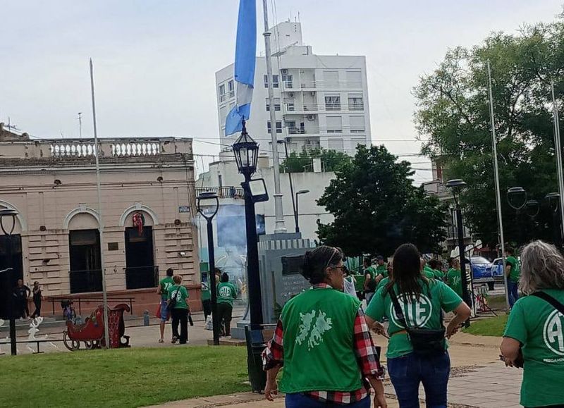VIDEO | ATE desarrolla una protesta frente al palacio municipal