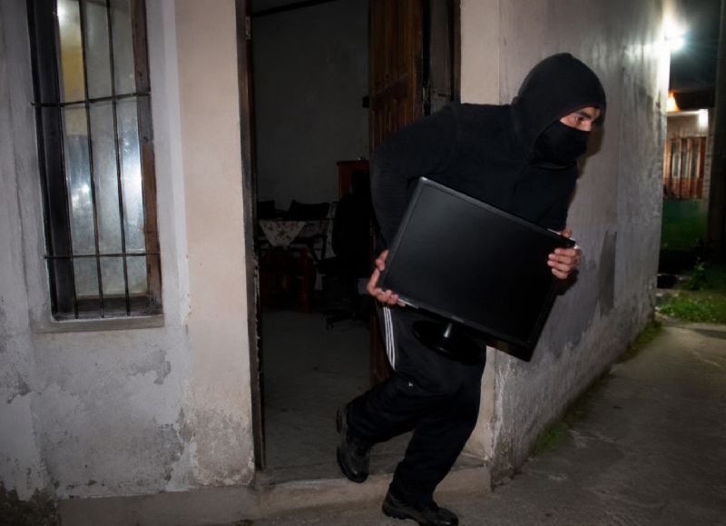 Volvieron a robar en una casa de Barrio Mudynda: “Se ve que se ensañaron conmigo”, denunció un vecino