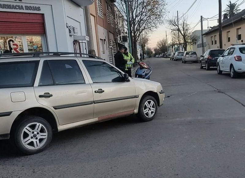 Choque entre un auto y una moto dejó 4 personas derivadas al Hospital
