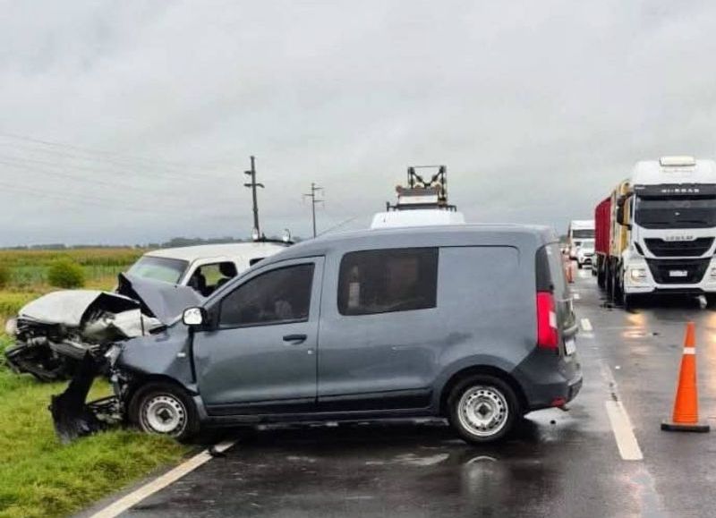 Ruta 8: choque frontal en medio del temporal dejó seis heridos
