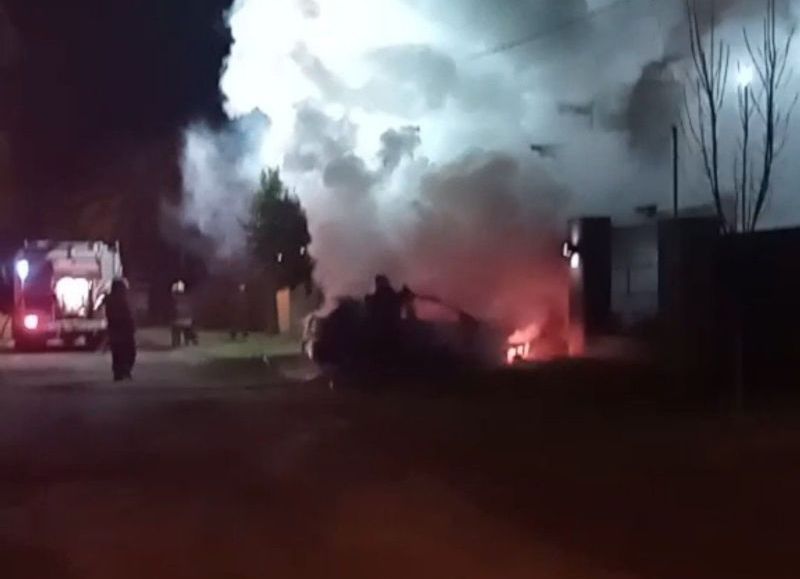 Se incendió un auto en barrio CECIR